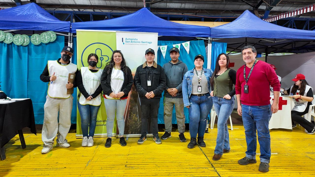 Equipos de Autopista San Antonio-Santiago y Fundación Salud Calle durante el operativo integral de salud para personas en situación de calle