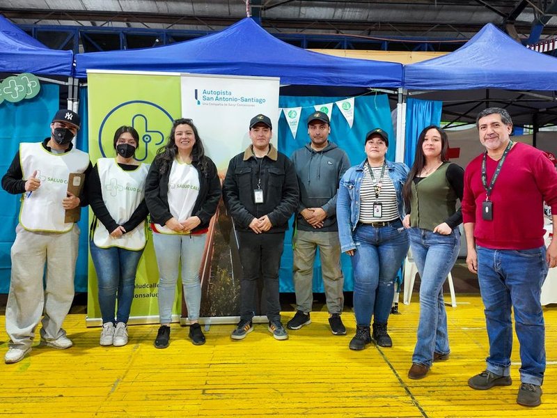 Equipos de Autopista San Antonio-Santiago y Fundación Salud Calle durante el operativo integral de salud para personas en situación de calle